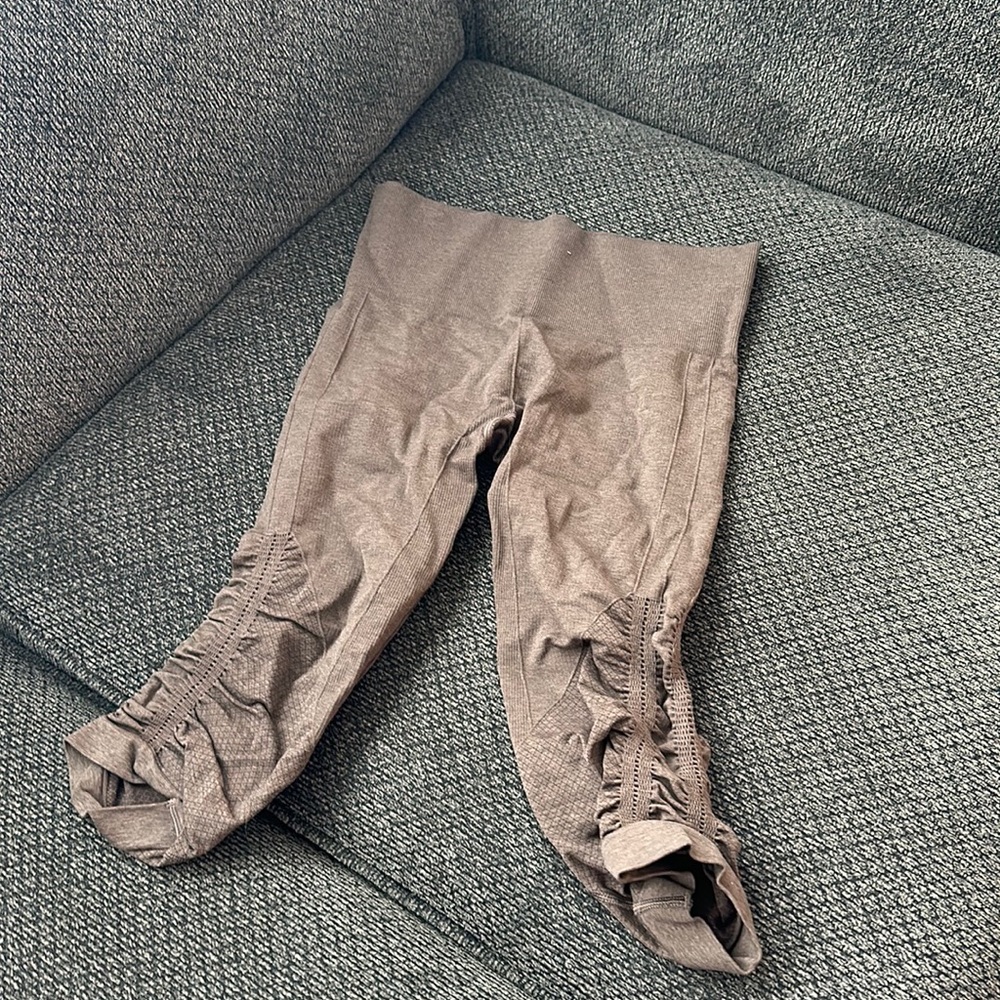 Lululemon size 4 brown cropped leggings